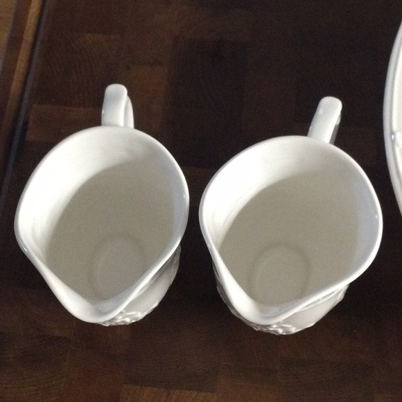 White serving bowls and gravy boats - Picture 3 of 12
